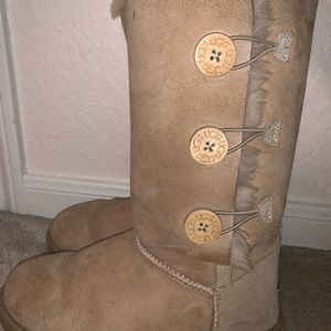 Bailey Button Triplet II Boot in the color creme.